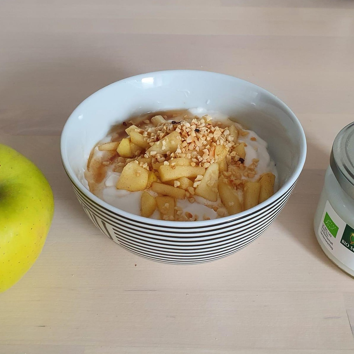 Apfel auf Kokosjoghurt