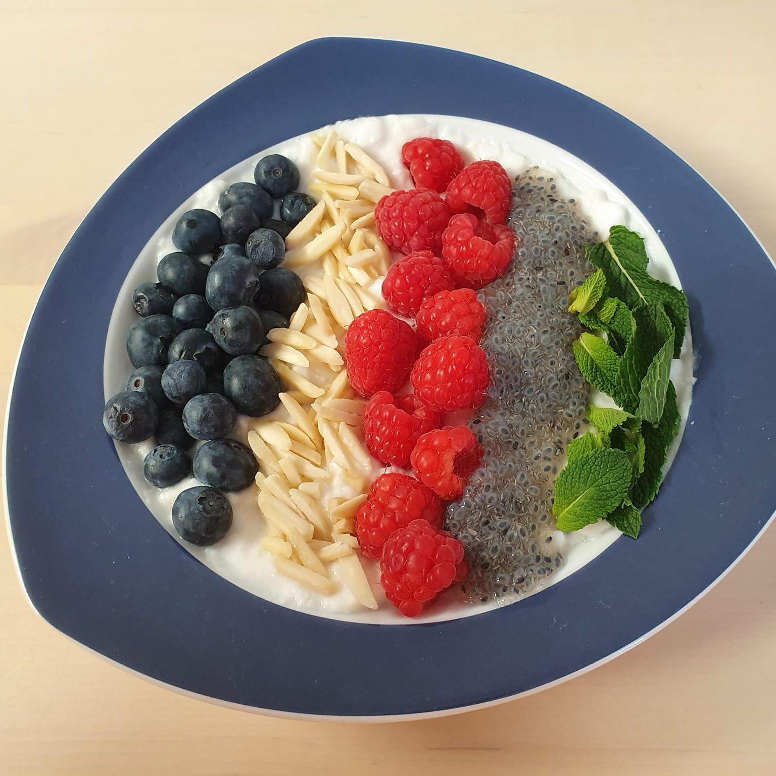 Frühstücksbowl mit Basilikumsamen