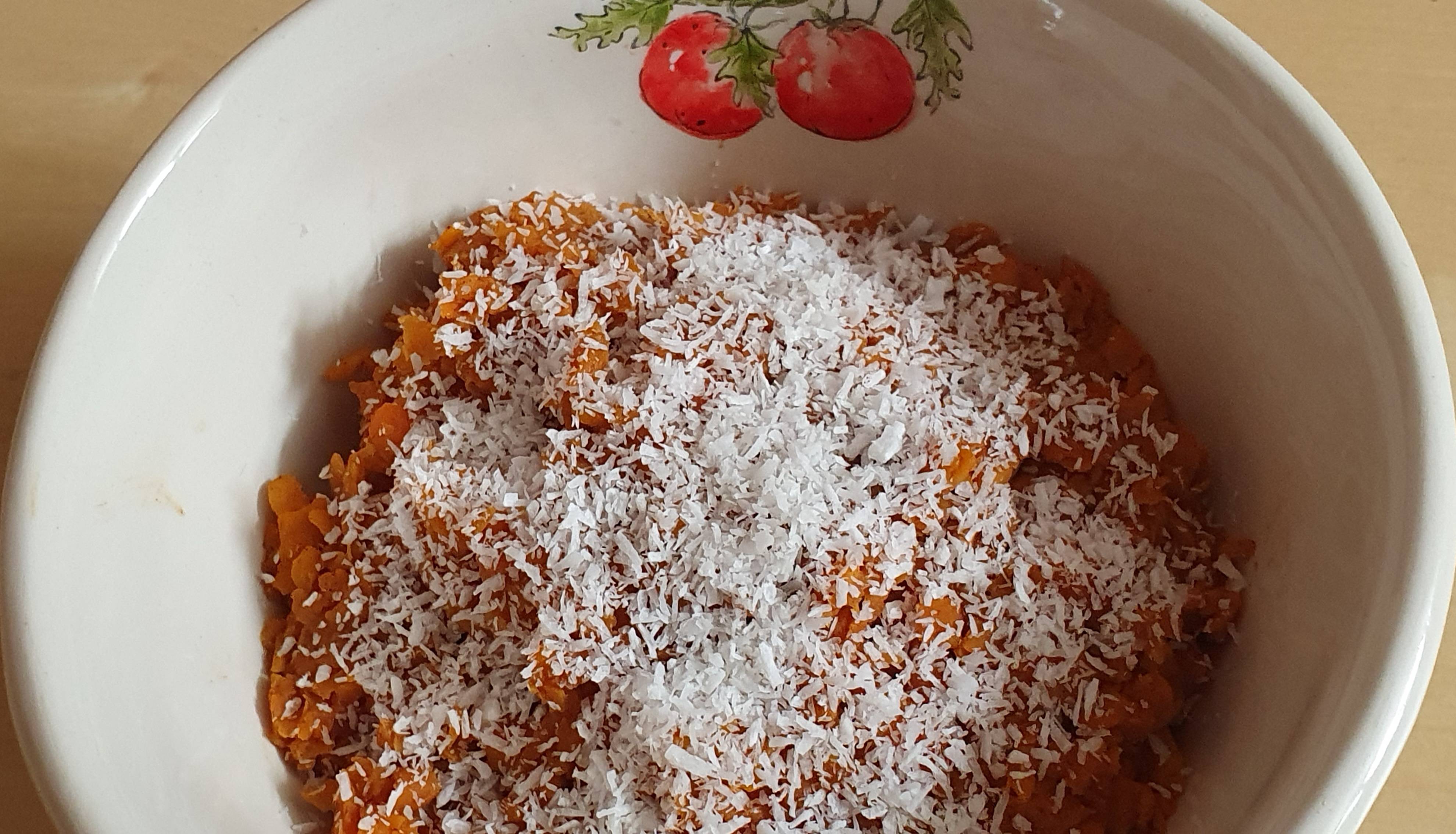 Karotte-Süßkartoffel-Brei mit Kokosraspeln