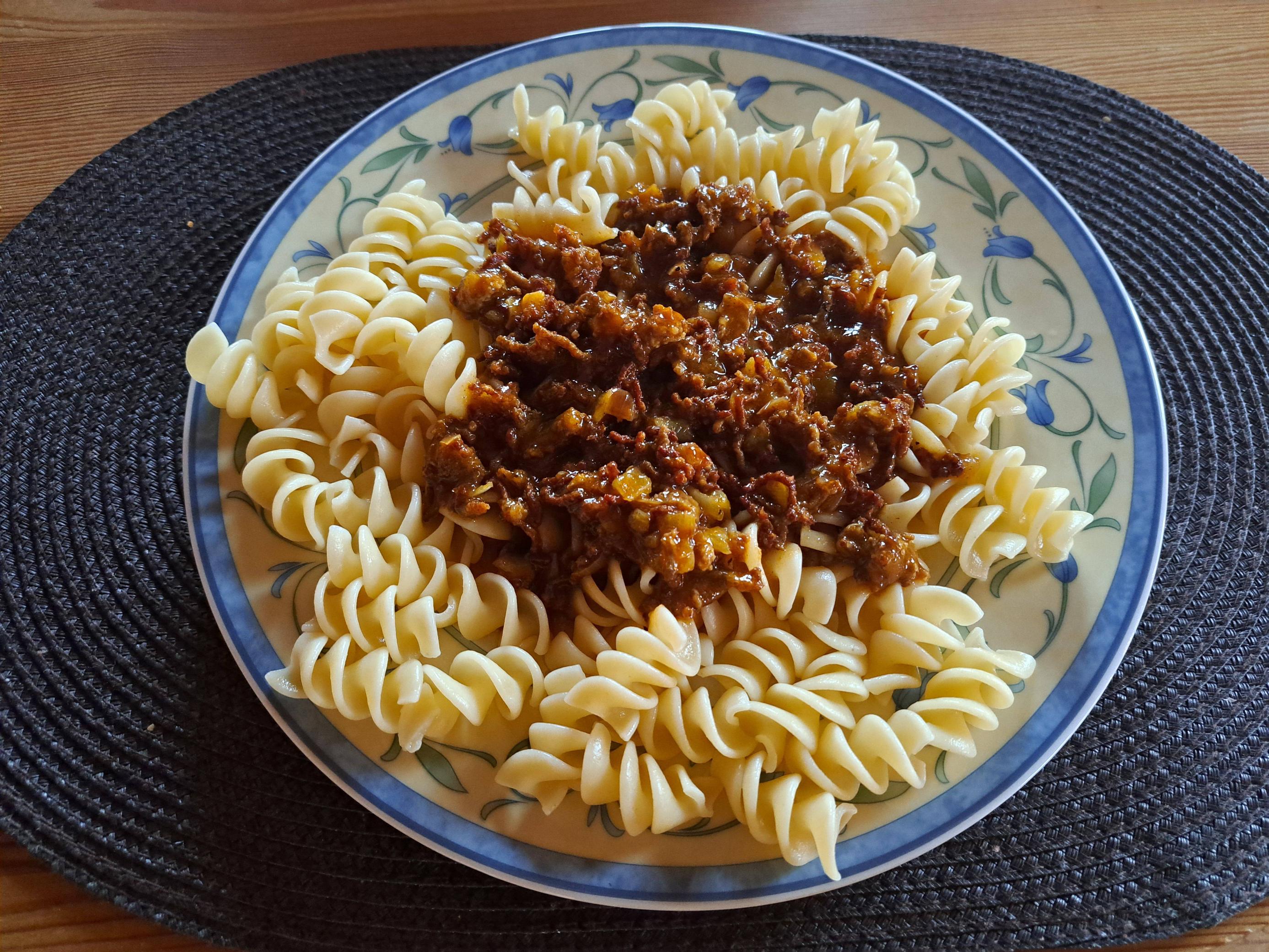 Manioknudeln mit Hackfleisch und Zwiebeln