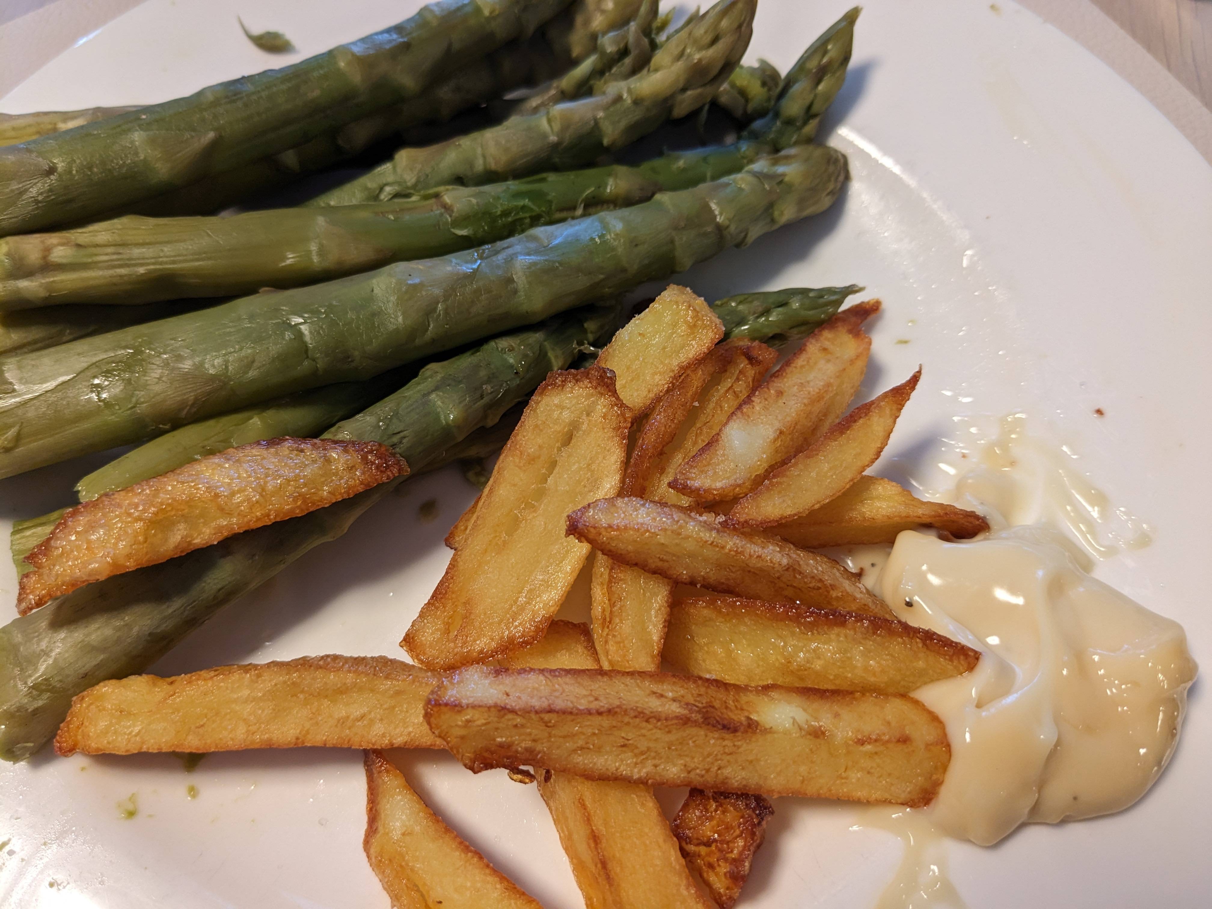 Pommes mit Spargel und Mayo