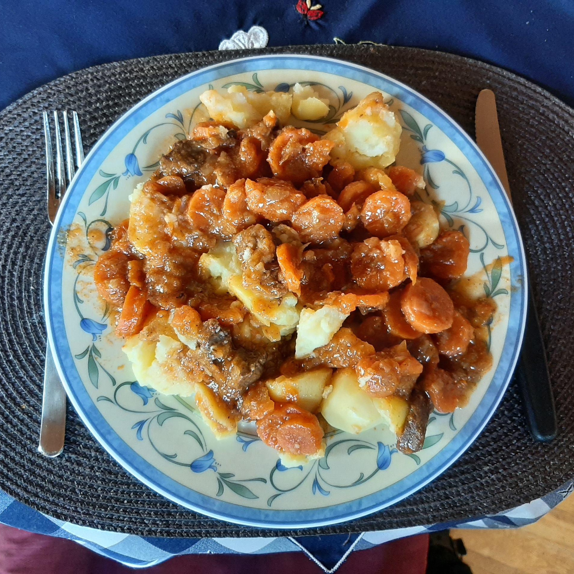 Rinder-Gulasch mit Möhren und Kartoffeln