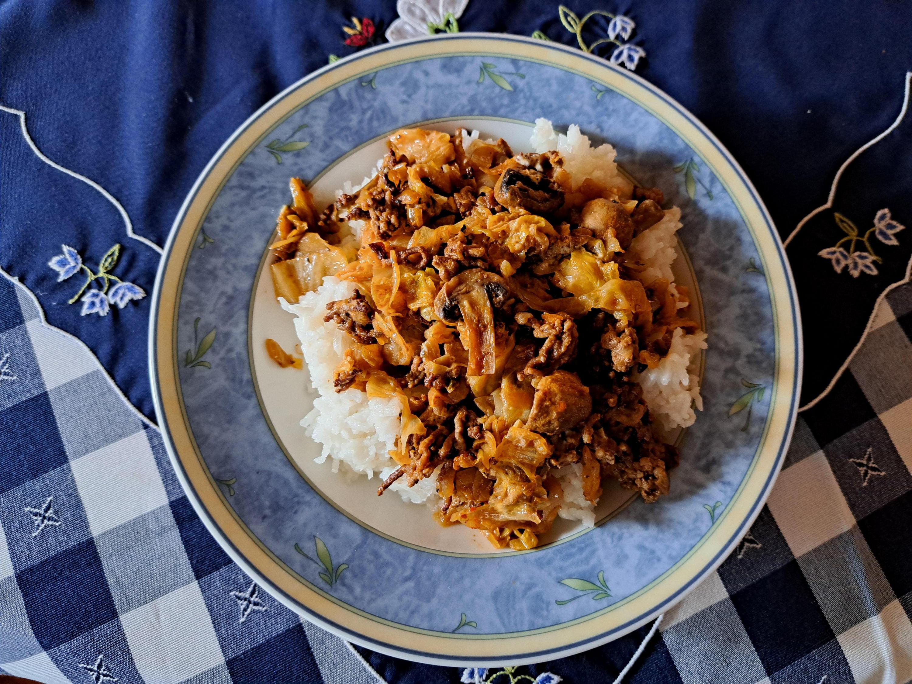 Spitzkohl-Champignon-Hackfleisch-Pfanne mit Reis