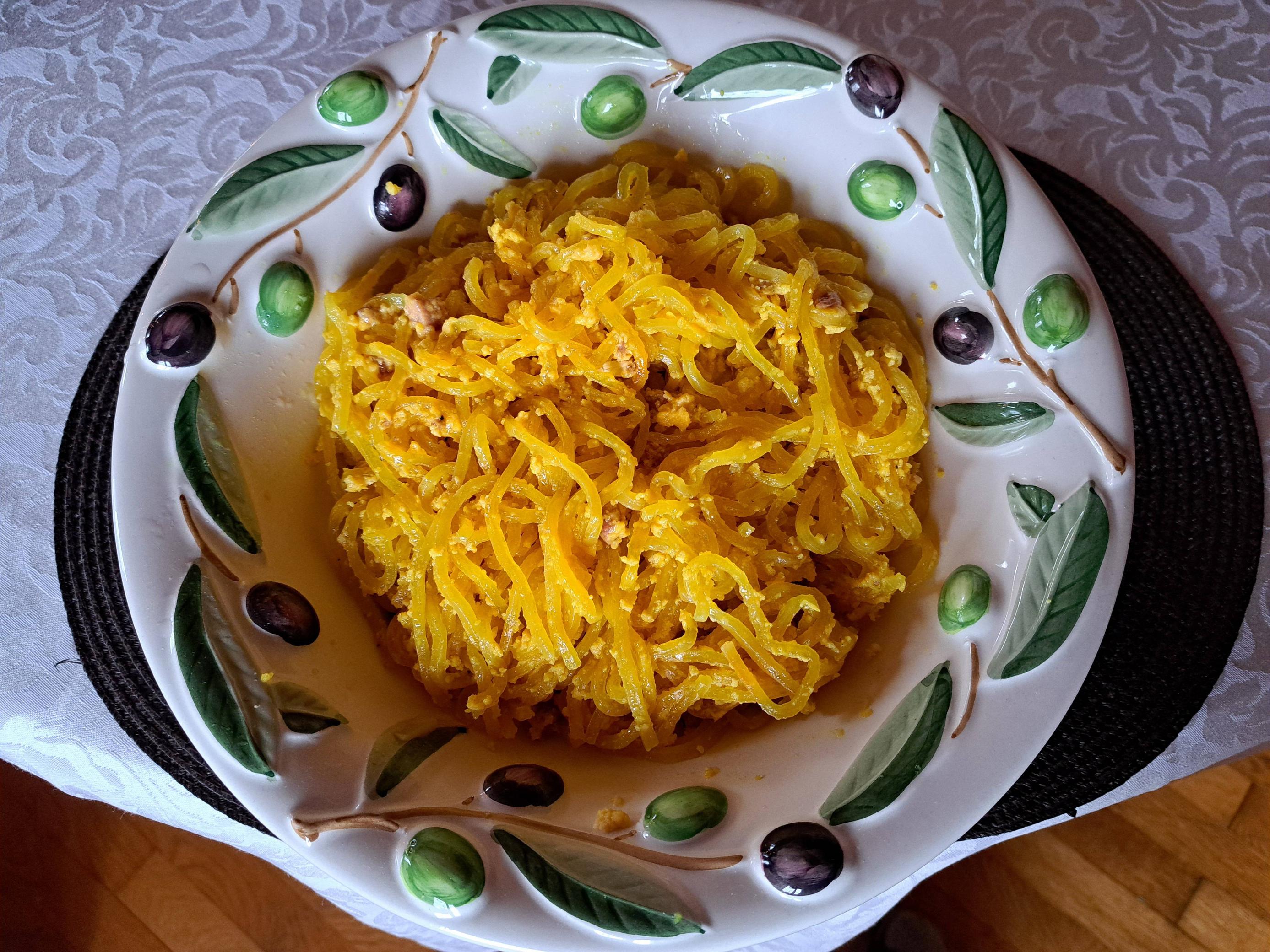 Süßkartoffel Spaghetti mit Käsesoße und Schinkenwürfel